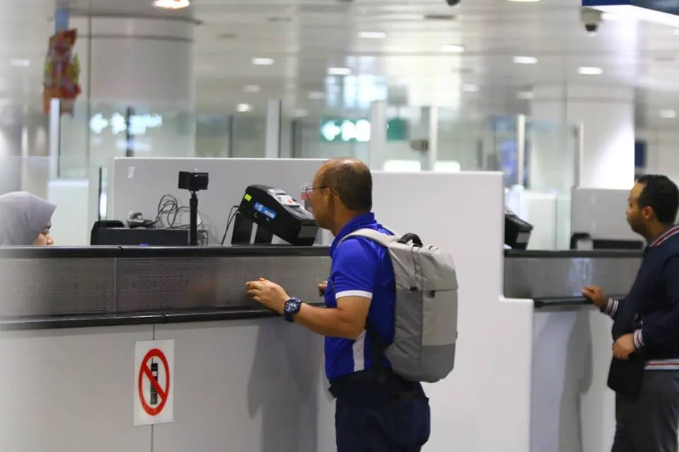 Tuyển Việt Nam về tới Nội Bài, fan hâm mộ cuồng nhiệt chào đón ảnh 12 Tuyển Việt Nam về tới Nội Bài, fan hâm mộ cuồng nhiệt chào đón ảnh 12