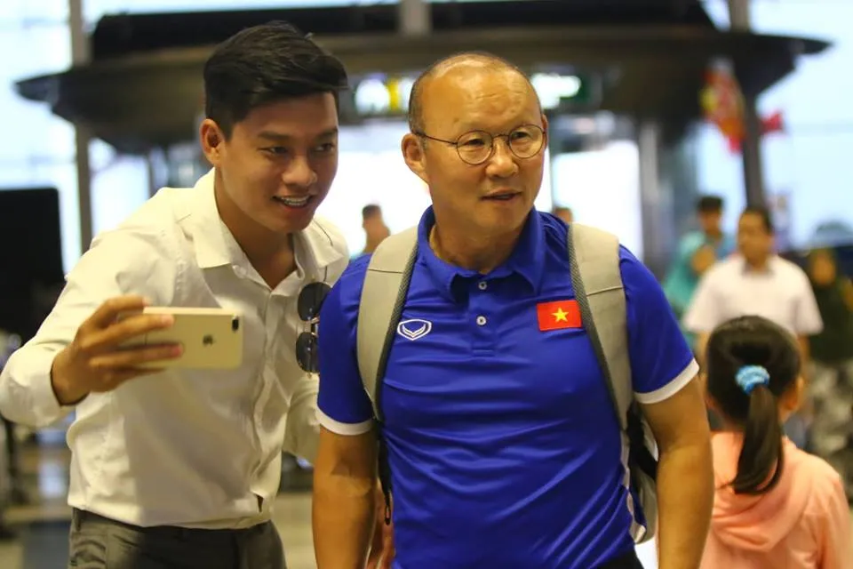 Tuyển Việt Nam về tới Nội Bài, fan hâm mộ cuồng nhiệt chào đón ảnh 13 Tuyển Việt Nam về tới Nội Bài, fan hâm mộ cuồng nhiệt chào đón ảnh 13