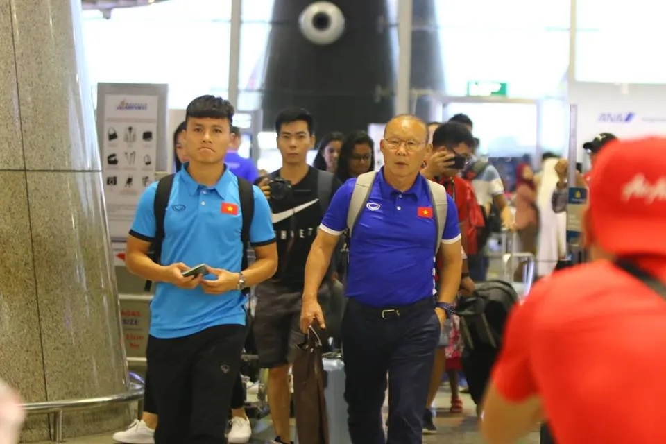 Tuyển Việt Nam về tới Nội Bài, fan hâm mộ cuồng nhiệt chào đón ảnh 15 Tuyển Việt Nam về tới Nội Bài, fan hâm mộ cuồng nhiệt chào đón ảnh 15