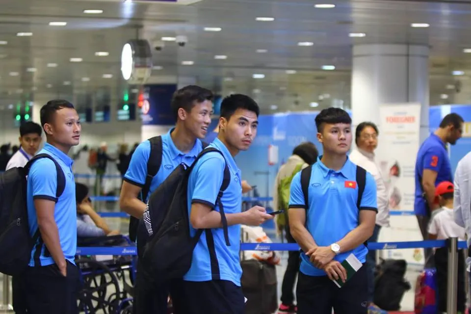 Tuyển Việt Nam về tới Nội Bài, fan hâm mộ cuồng nhiệt chào đón ảnh 16 Tuyển Việt Nam về tới Nội Bài, fan hâm mộ cuồng nhiệt chào đón ảnh 16