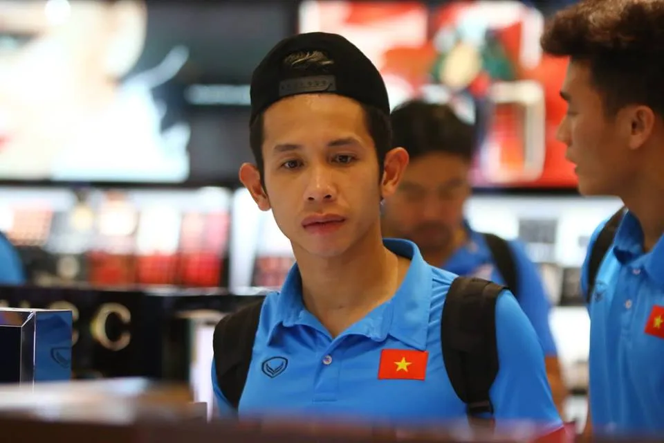 Tuyển Việt Nam về tới Nội Bài, fan hâm mộ cuồng nhiệt chào đón ảnh 17 Tuyển Việt Nam về tới Nội Bài, fan hâm mộ cuồng nhiệt chào đón ảnh 17