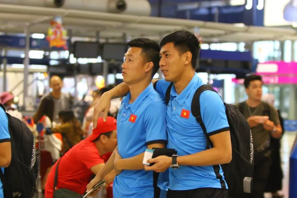 Tuyển Việt Nam về tới Nội Bài, fan hâm mộ cuồng nhiệt chào đón ảnh 19 Tuyển Việt Nam về tới Nội Bài, fan hâm mộ cuồng nhiệt chào đón ảnh 19