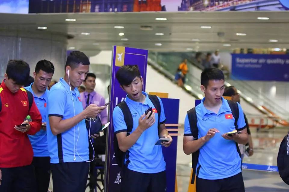 Tuyển Việt Nam về tới Nội Bài, fan hâm mộ cuồng nhiệt chào đón ảnh 21 Tuyển Việt Nam về tới Nội Bài, fan hâm mộ cuồng nhiệt chào đón ảnh 21