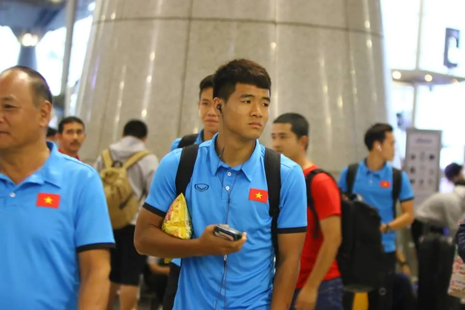 Tuyển Việt Nam về tới Nội Bài, fan hâm mộ cuồng nhiệt chào đón ảnh 22 Tuyển Việt Nam về tới Nội Bài, fan hâm mộ cuồng nhiệt chào đón ảnh 22