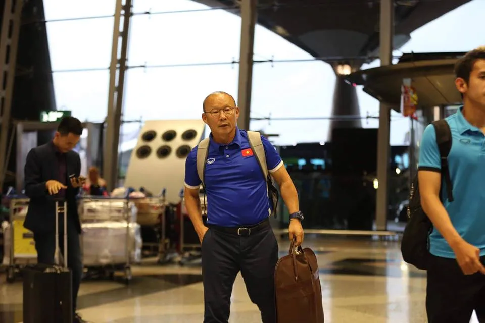 Tuyển Việt Nam về tới Nội Bài, fan hâm mộ cuồng nhiệt chào đón ảnh 23 Tuyển Việt Nam về tới Nội Bài, fan hâm mộ cuồng nhiệt chào đón ảnh 23