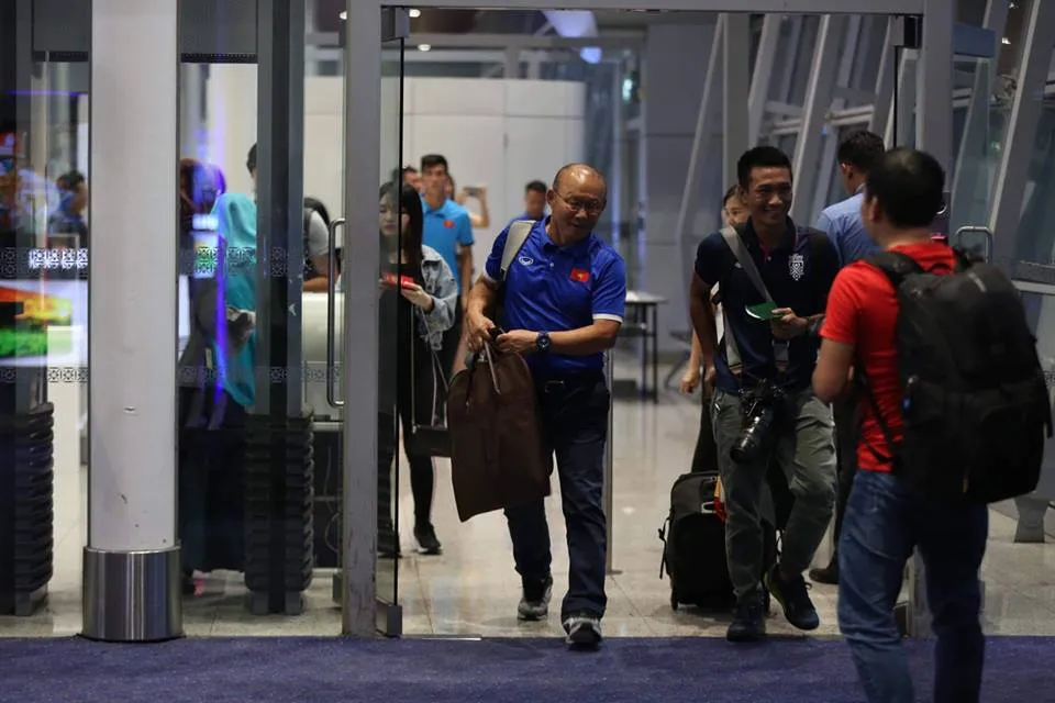 Tuyển Việt Nam về tới Nội Bài, fan hâm mộ cuồng nhiệt chào đón ảnh 24 Tuyển Việt Nam về tới Nội Bài, fan hâm mộ cuồng nhiệt chào đón ảnh 24