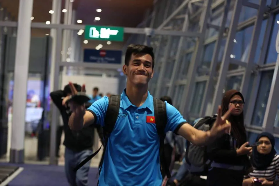 Tuyển Việt Nam về tới Nội Bài, fan hâm mộ cuồng nhiệt chào đón ảnh 26 Tuyển Việt Nam về tới Nội Bài, fan hâm mộ cuồng nhiệt chào đón ảnh 26