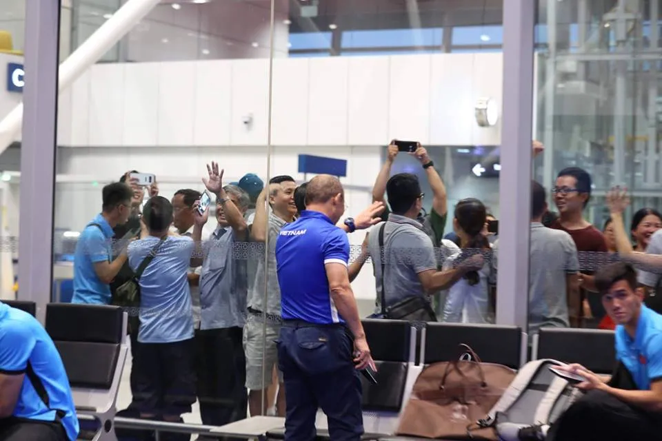 Tuyển Việt Nam về tới Nội Bài, fan hâm mộ cuồng nhiệt chào đón ảnh 27 Tuyển Việt Nam về tới Nội Bài, fan hâm mộ cuồng nhiệt chào đón ảnh 27