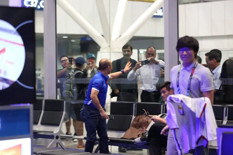 Tuyển Việt Nam về tới Nội Bài, fan hâm mộ cuồng nhiệt chào đón ảnh 28 Tuyển Việt Nam về tới Nội Bài, fan hâm mộ cuồng nhiệt chào đón ảnh 28