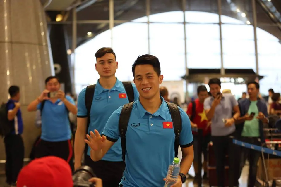 Tuyển Việt Nam về tới Nội Bài, fan hâm mộ cuồng nhiệt chào đón ảnh 29 Tuyển Việt Nam về tới Nội Bài, fan hâm mộ cuồng nhiệt chào đón ảnh 29