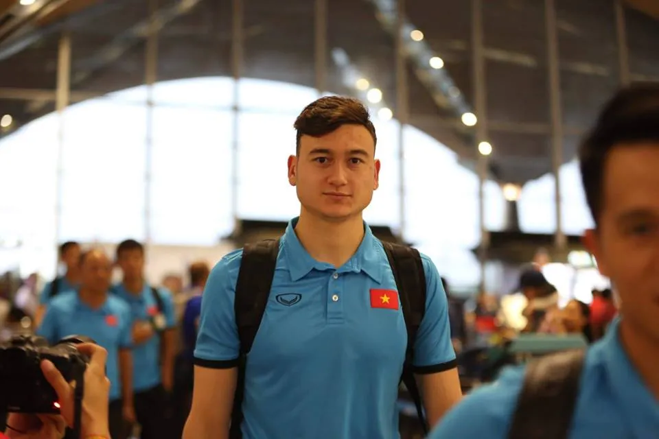 Tuyển Việt Nam về tới Nội Bài, fan hâm mộ cuồng nhiệt chào đón ảnh 30 Tuyển Việt Nam về tới Nội Bài, fan hâm mộ cuồng nhiệt chào đón ảnh 30