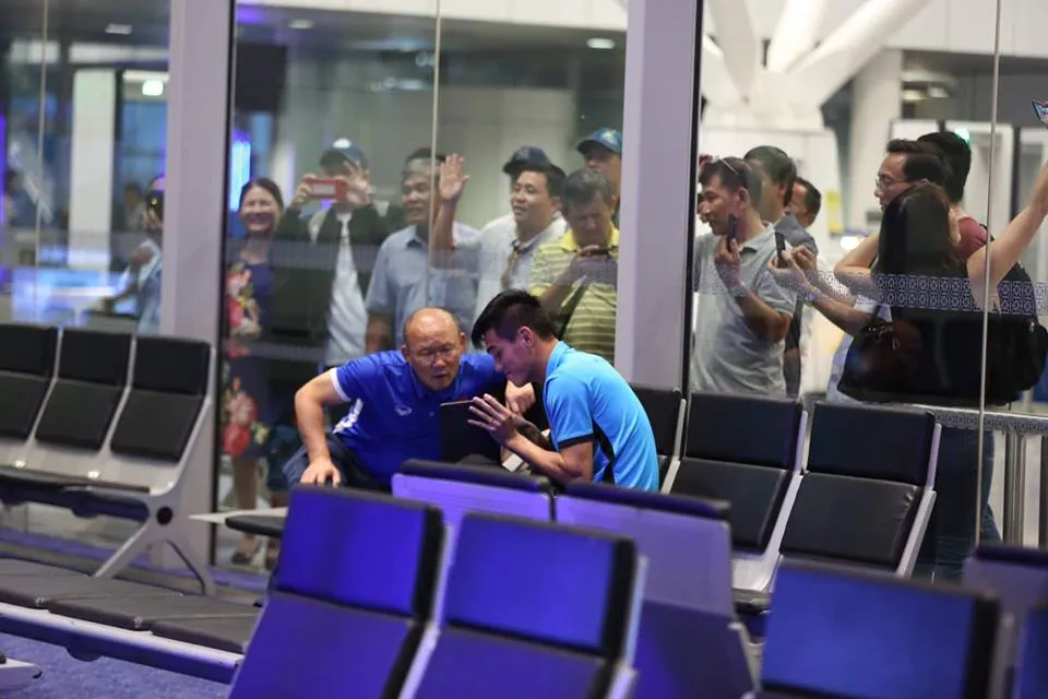Tuyển Việt Nam về tới Nội Bài, fan hâm mộ cuồng nhiệt chào đón ảnh 31 Tuyển Việt Nam về tới Nội Bài, fan hâm mộ cuồng nhiệt chào đón ảnh 31