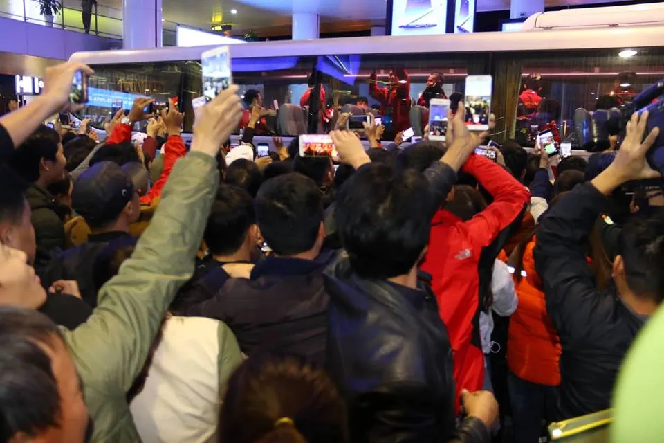 Tuyển Việt Nam về tới Nội Bài, fan hâm mộ cuồng nhiệt chào đón ảnh 36 Tuyển Việt Nam về tới Nội Bài, fan hâm mộ cuồng nhiệt chào đón ảnh 36