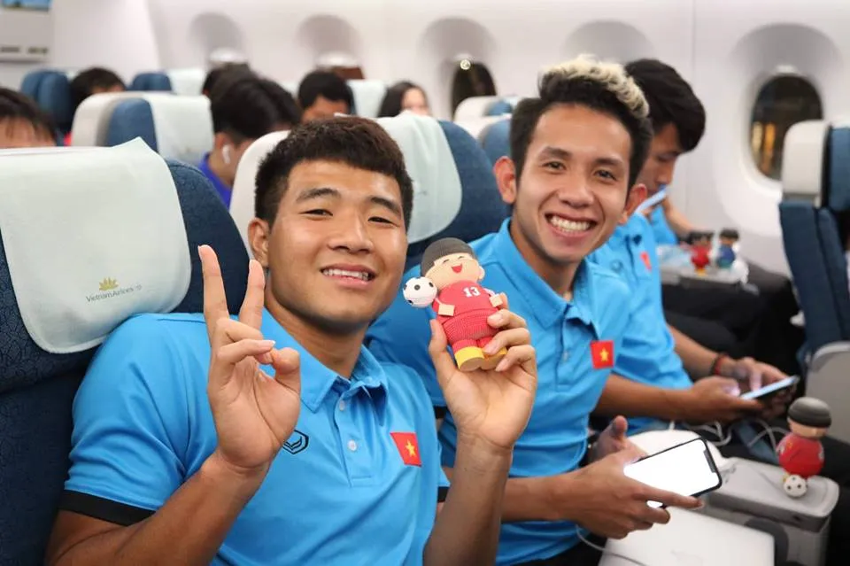 Tuyển Việt Nam về tới Nội Bài, fan hâm mộ cuồng nhiệt chào đón ảnh 3 Tuyển Việt Nam về tới Nội Bài, fan hâm mộ cuồng nhiệt chào đón ảnh 3