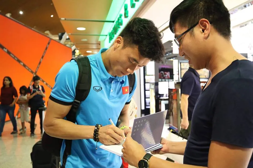 Tuyển Việt Nam về tới Nội Bài, fan hâm mộ cuồng nhiệt chào đón ảnh 6 Tuyển Việt Nam về tới Nội Bài, fan hâm mộ cuồng nhiệt chào đón ảnh 6