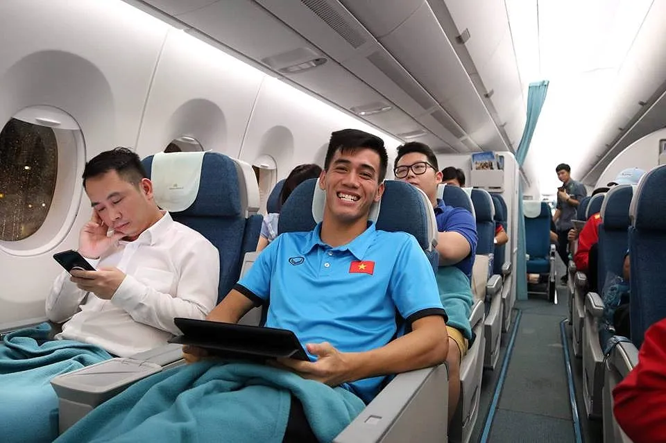 Tuyển Việt Nam về tới Nội Bài, fan hâm mộ cuồng nhiệt chào đón ảnh 4 Tuyển Việt Nam về tới Nội Bài, fan hâm mộ cuồng nhiệt chào đón ảnh 4