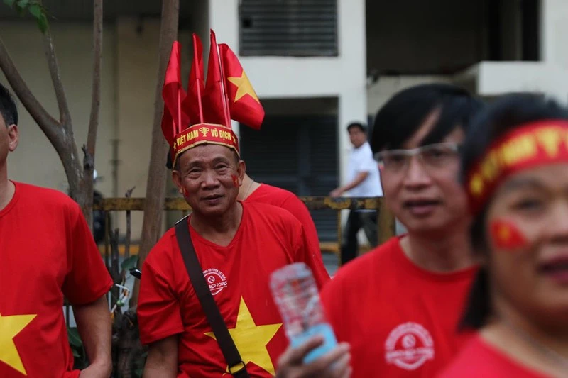 CĐV cuồng nhiệt cổ vũ cho U-22 VN bên ngoài sân Rizal Memorial - ảnh 4