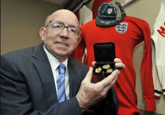 Nước Anh thương tiếc huyền thoại răng khểnh MU vừa qua đời ảnh 16