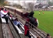 Những hợp đồng kỳ lạ nhất lịch sử: Có Messi và Lewandowski ảnh 9 10 sân bóng kỳ lạ nhất thế giới: Xe lửa chạy ngang sân