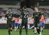 Dư âm trận MU - Granada: 14 giờ lẩn trốn của fan cuồng ảnh 4 MU rộng cửa đi tiếp, Arsenal tiếc nuối cuối trận