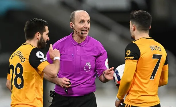 Hé lộ danh tính trọng tài ‘yêu và ghét’ MU nhất ảnh 2