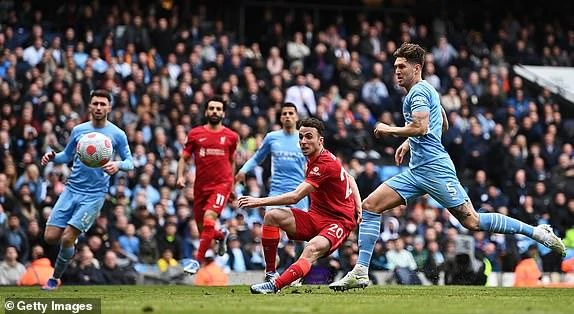 Jota suýt có bàn thắng thứ hai trong trận nhưng Ederson đã chơi tỉnh táo cứu thua. ẢNH: GETTY