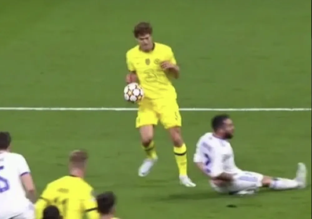 Alonso đã để bóng chạm tay trong vòng cấm... ẢNH: SUN SPORTS Alonso đã để bóng chạm tay trong vòng cấm... ẢNH: SUN SPORTS