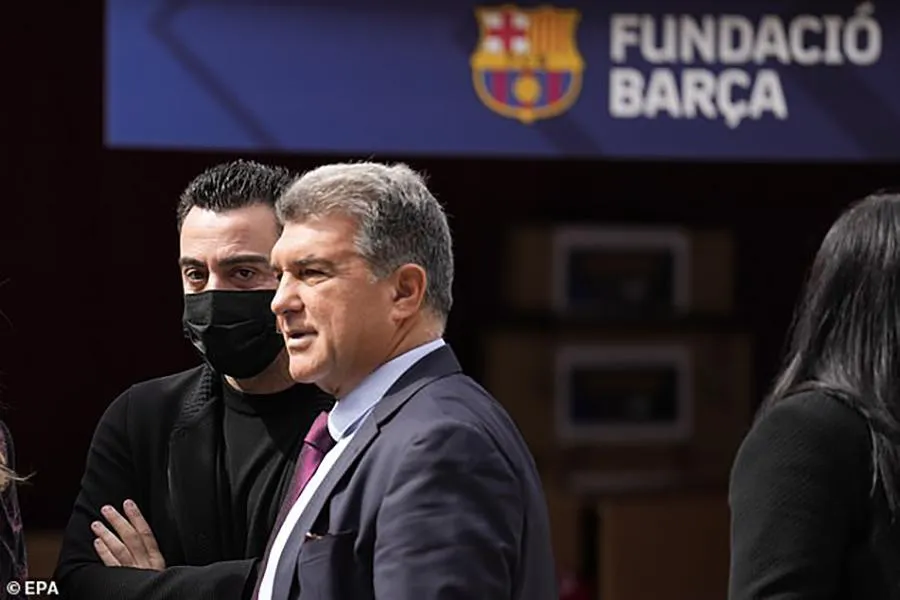 Xavi và Joan Laporta không hiểu điều gì đang xảy ra trên sân Nou Camp. ẢNH: EPA Xavi và Joan Laporta không hiểu điều gì đang xảy ra trên sân Nou Camp. ẢNH: EPA