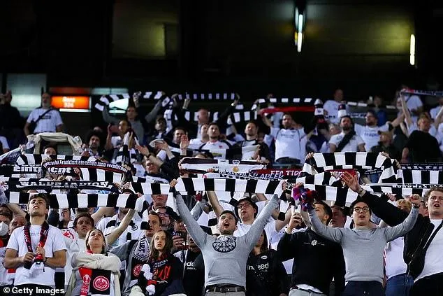 ... Nhưng có đến 20.000 CĐV Eintracht Frankfurt có mặt trên sân Nou Camp. ẢNH: GETTY ... Nhưng có đến 20.000 CĐV Eintracht Frankfurt có mặt trên sân Nou Camp. ẢNH: GETTY