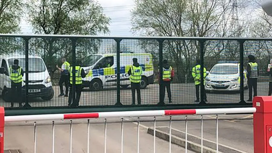 Cảnh sát phải tới dẹp đoàn biểu tình trước trung tâm huấn luyện Carrington của Man United. ẢNH: MIRROR