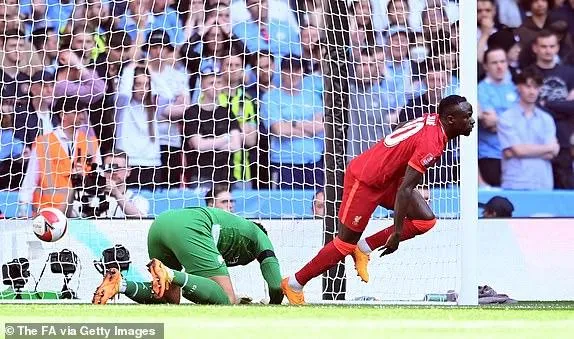 Mane rất nhanh ập vào chuồi bóng vào lưới Man City ghi bàn nâng tỉ số lên 2-0 cho Liverpool. ẢNH: GETTY Mane rất nhanh ập vào chuồi bóng vào lưới Man City ghi bàn nâng tỉ số lên 2-0 cho Liverpool. ẢNH: GETTY