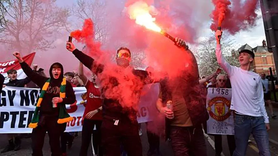 Fan Man Utd đốt pháo sáng phản đối nhà Glazer. ẢNH: GETTY Fan Man Utd đốt pháo sáng phản đối nhà Glazer. ẢNH: GETTY
