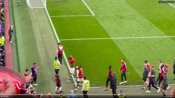 Pogba không ngại đáp trả tiếng la ó của người hâm mộ Man United trên sân Old Trafford. ẢNH: MIRROR