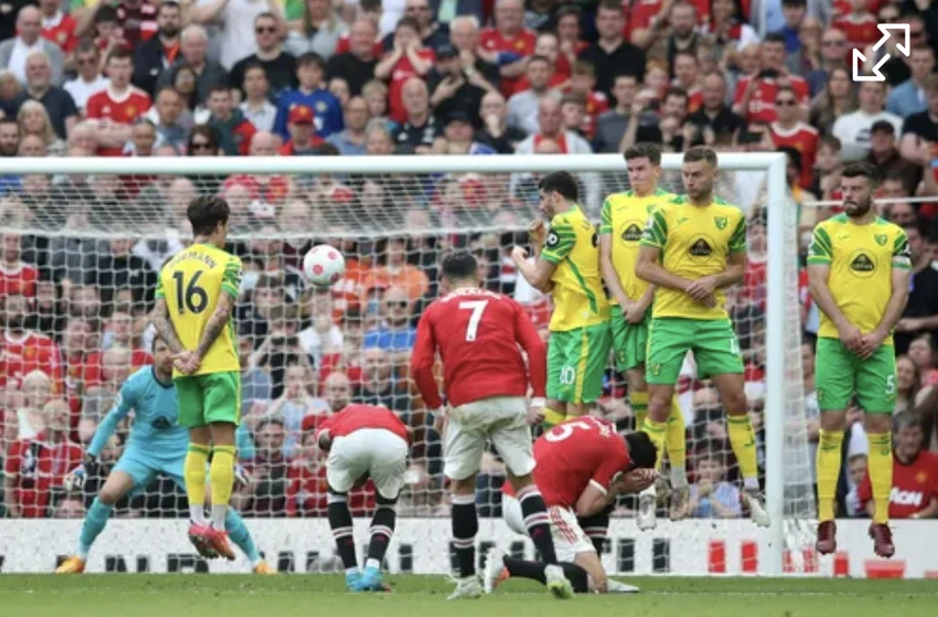 Pha sút phạt trực tiếp tạo siêu phẩm của Ronaldo. ẢNH: PREMIER LEAGUE