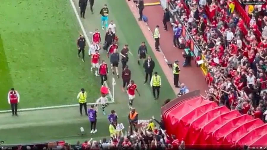 Pogba bị fan nhà la ó, chửi rủa khi tiến vào đường hầm rời sân Old Trafford. ẢNH: MIRROR Pogba bị fan nhà la ó, chửi rủa khi tiến vào đường hầm rời sân Old Trafford. ẢNH: MIRROR