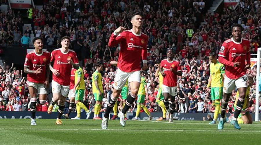 Ronaldo nhận thưởng cực khủng sau cú hat-trick vào lưới Norwich. ẢNH: MIRROR