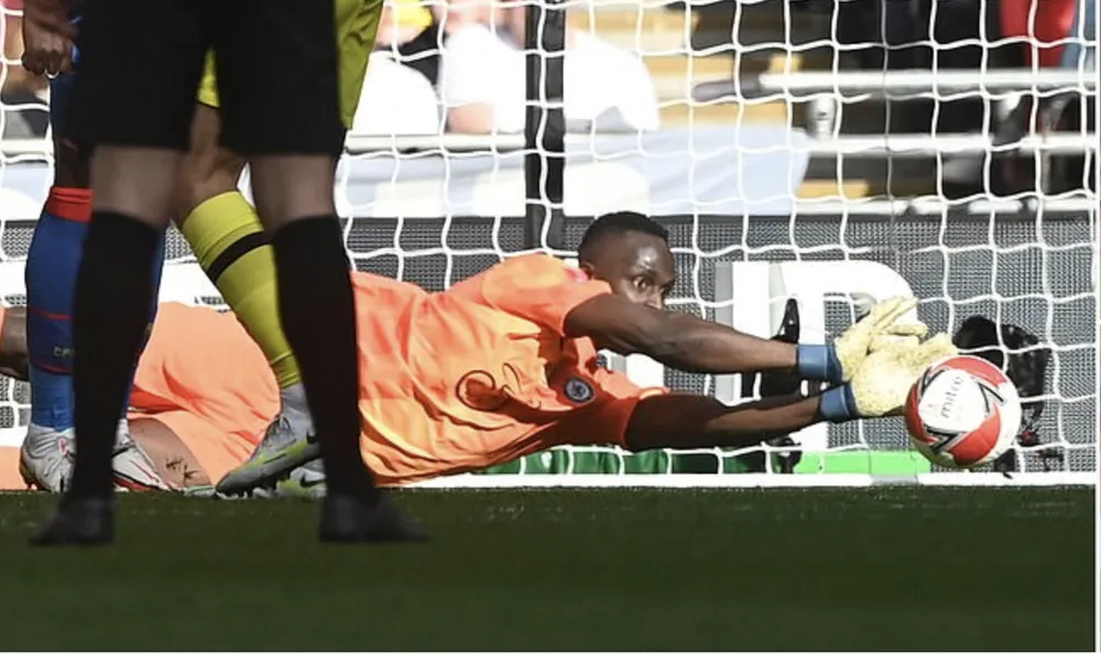 Mendy đổ người đẩy bóng cứu thua cho Chelsea. ẢNH: DAILY MAIL