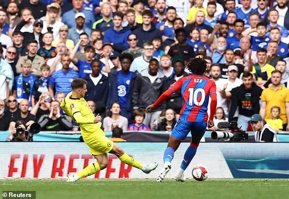 Mount đệm lòng vào góc lưới ghi bàn thứ hai cho Chelsea. ẢNH: REUTERS