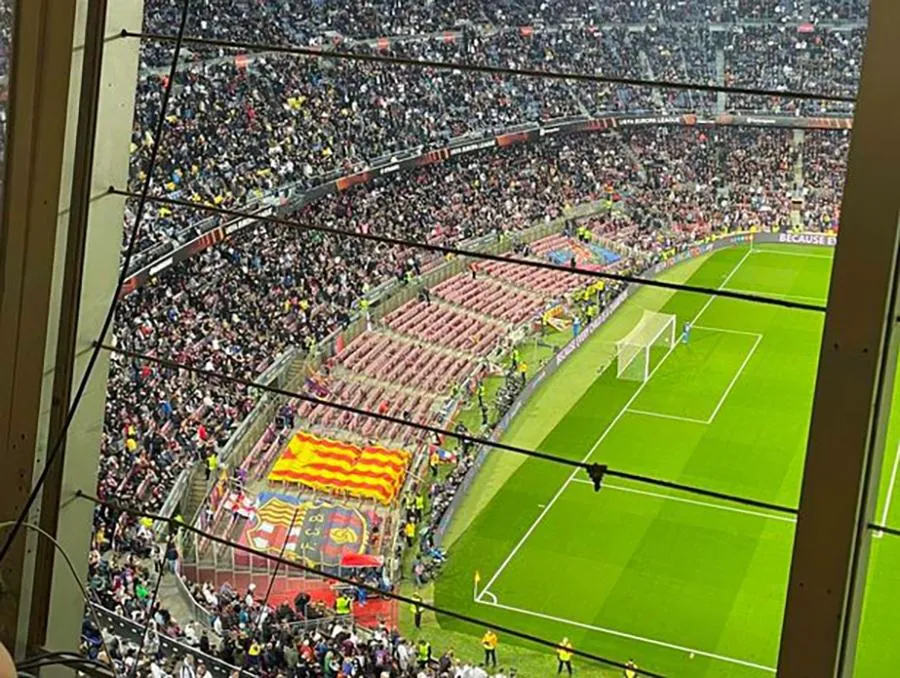 Một góc lớn khán đài sân Nou camp vắng bóng khán giả trong trận tứ kết Europa League giữa Barcelona và Eintracht Frankfurt. ẢNH: TWITTER