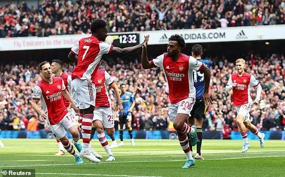 Các cầu thủ Arsenal ăn mừng bàn thắng mở tỉ số. ẢNH: REUTERS Các cầu thủ Arsenal ăn mừng bàn thắng mở tỉ số. ẢNH: REUTERS