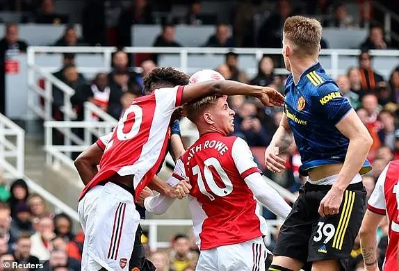 Cầu thủ Arsenal để bóng chạm tay trong vòng cấm. ẢNH: REUTERS Cầu thủ Arsenal để bóng chạm tay trong vòng cấm. ẢNH: REUTERS