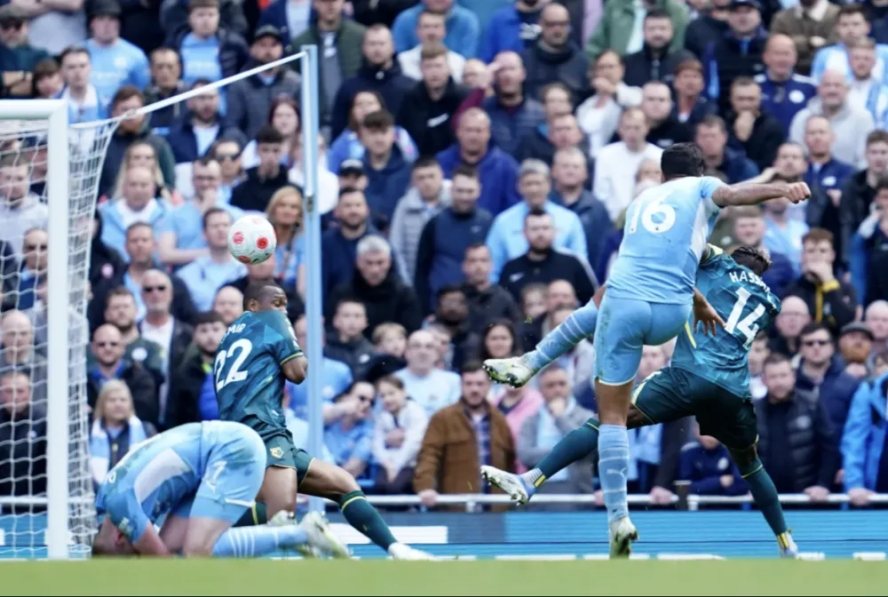 Rodrigo lập siêu phẩm với cú sút trái phá. ẢNH: AP