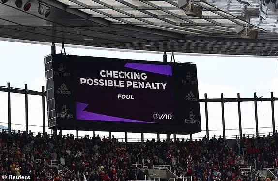 VAR vào cuộc từ chối bàn thắng nhưng cho Arsenal hưởng 11m. ẢNH: REUTERS Saka ghi bàn trên chấm 11m. ẢNH: SUN SPORTS VAR vào cuộc từ chối bàn thắng nhưng cho Arsenal hưởng 11m. ẢNH: REUTERS Saka ghi bàn trên chấm 11m. ẢNH: SUN SPORTS