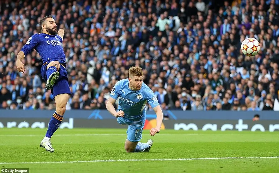 De Bruyne đánh đầu ghi bàn mở điểm cho Man City. ẢNH: GETTY