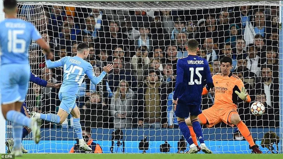 Foden ghi bàn thứ ba cho Man City. ẢNH: EPA