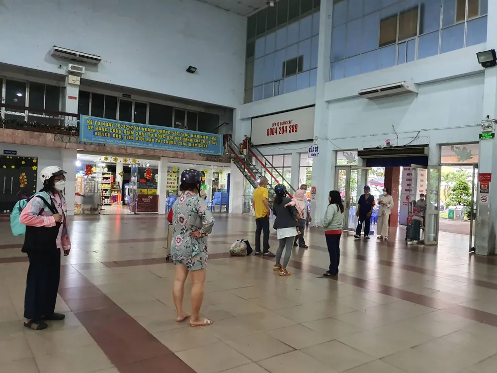 Chiều 29-4, kẹt xe ở TP.HCM khiến nhiều người lỡ chuyến tàu về quê ảnh 1 Chiều 29-4, kẹt xe ở TP.HCM khiến nhiều người lỡ chuyến tàu về quê ảnh 1