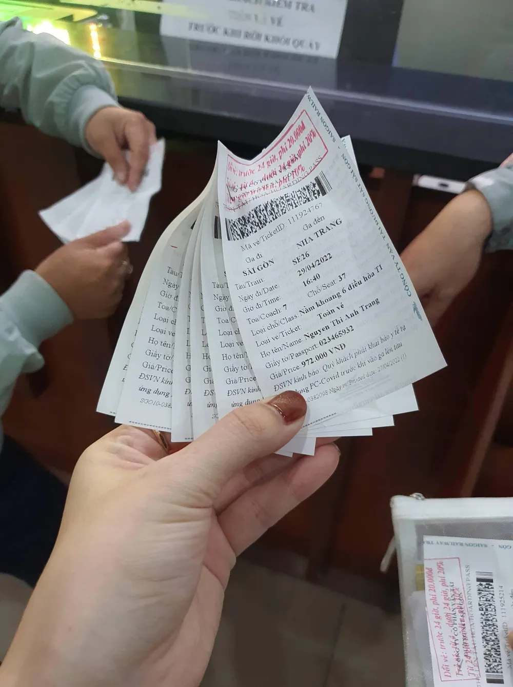 Sáu vé khứ hồi trị giá gần 10 triệu đồng. ẢNH: THY NHUNG Sáu vé khứ hồi trị giá gần 10 triệu đồng. ẢNH: THY NHUNG