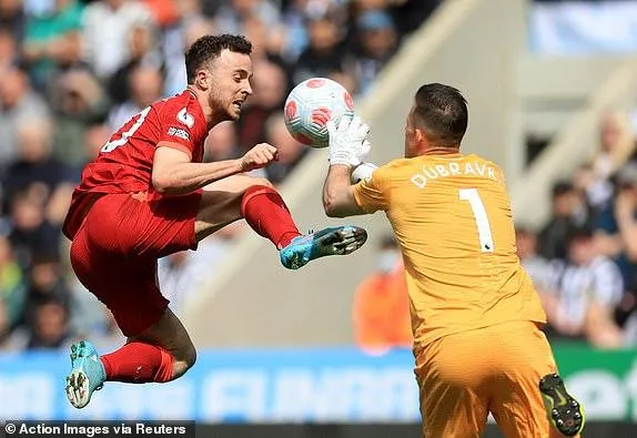 Thủ môn Dubravka lao ra đẩy bóng trước mũi giày Jota. ẢNH: REUTERS Thủ môn Dubravka lao ra đẩy bóng trước mũi giày Jota. ẢNH: REUTERS