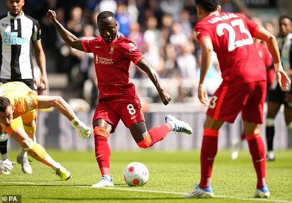 Keita đi bóng qua cả thủ môn rồi sút bóng vào lưới mở tỉ số 1-0 cho Liverpool. ẢNH: PA Keita đi bóng qua cả thủ môn rồi sút bóng vào lưới mở tỉ số 1-0 cho Liverpool. ẢNH: PA
