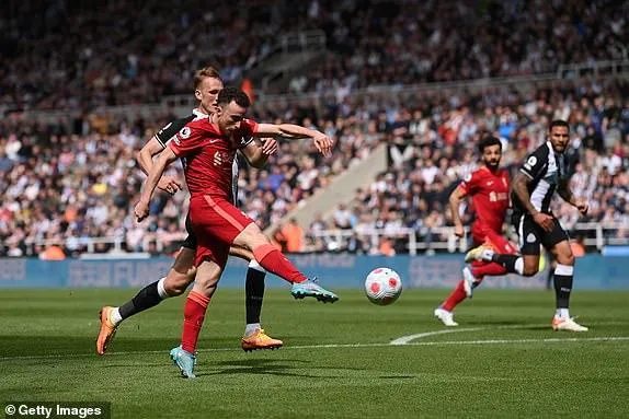 Pha dứt điểm rất mạnh của Jota không thắng được thủ môn Dubravka. ẢNH: GETTY Pha dứt điểm rất mạnh của Jota không thắng được thủ môn Dubravka. ẢNH: GETTY